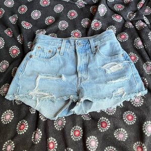 LIGHT WASH LEVI SHORTS